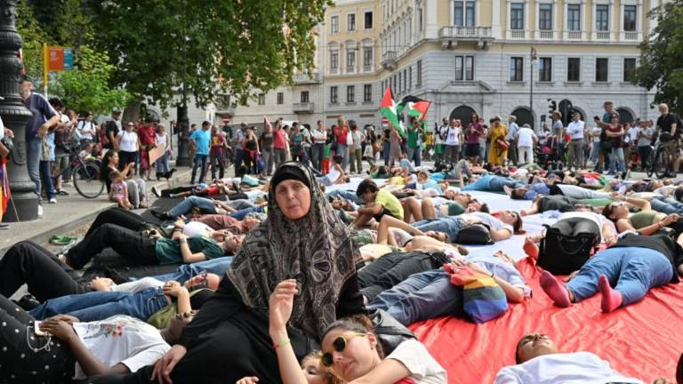 Protest tudi pred železniško postajo