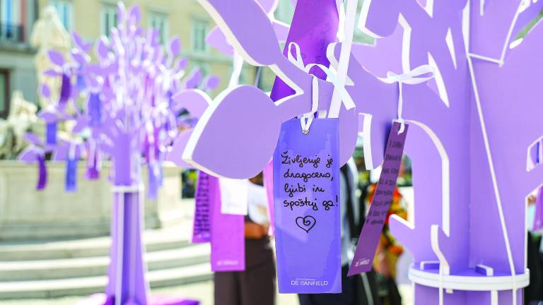 Z vijolično bodo opominjali na demenco in Alzheimerjevo bolezen