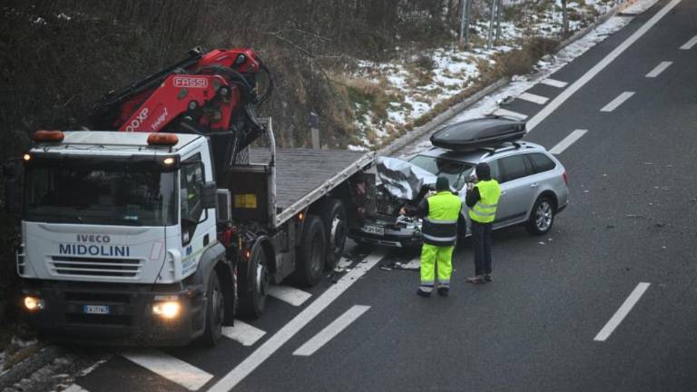 Na Krasu poledica povzroča prometne nesreče in zastoje