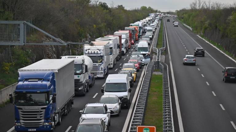Na avtocestnem priključku zaradi nesreče daljši zastoji