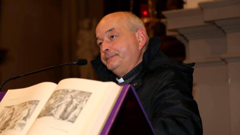 Obhajilo s pincetami, pleksi steklo v spovednici