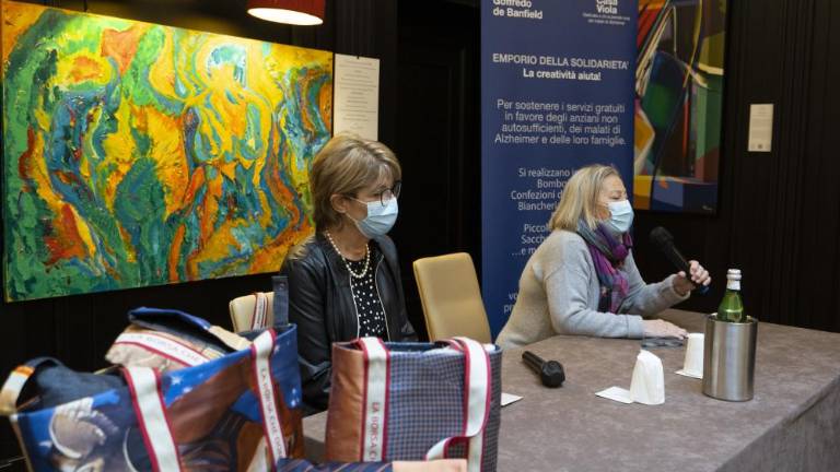 Dobrodelne torbice društva De Banfield