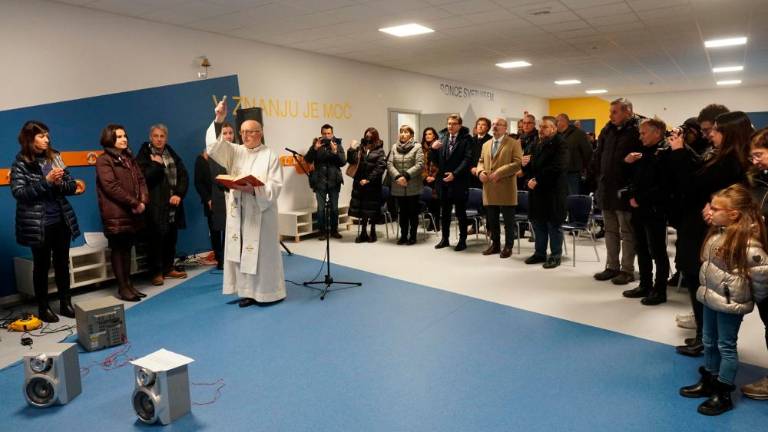 V Sovodnjah množično in prisrčno ob odprtju nove šole