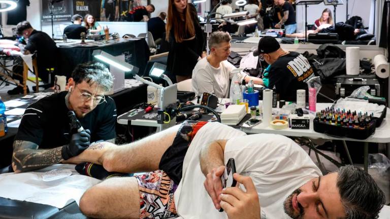 Umetniki tetovaž in piercingov v Starem pristanišču