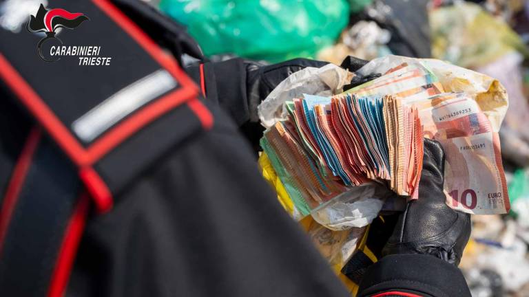 V zabojnik za smeti je nehote odvrgel 7000 evrov