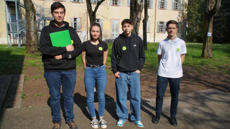 Slovenski dijaki v vlogi vodičev po nekdanji umobolnici