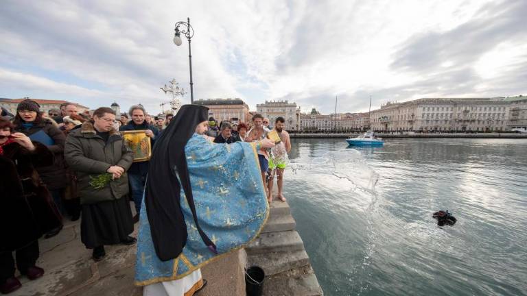 Grki skakali v vodo po križ