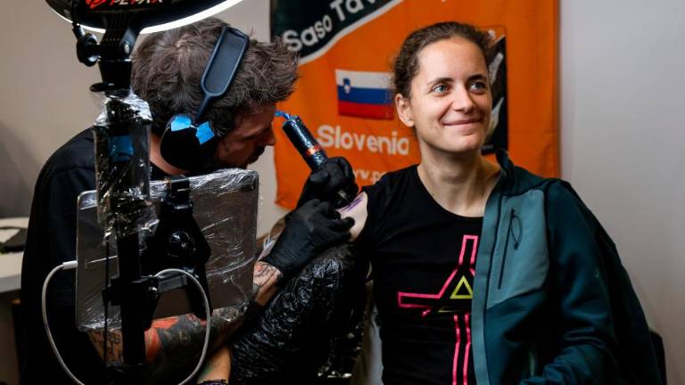 Umetniki tetovaž in piercingov v Starem pristanišču