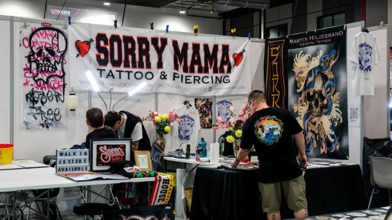 Umetniki tetovaž in piercingov v Starem pristanišču