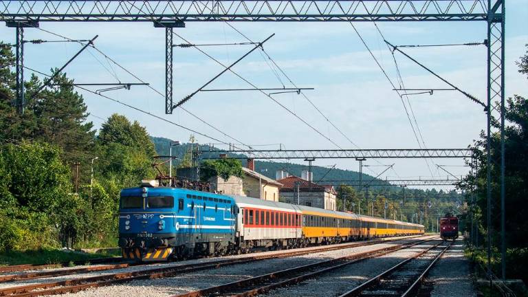 Porinil policista, ki si je nato pri padcu zlomil rebro