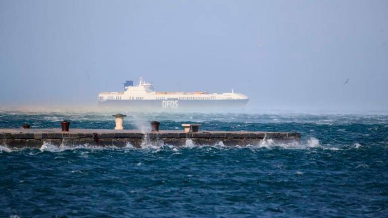 Burja s sunki preko 100 km/h v Tržaškem zalivu (foto)