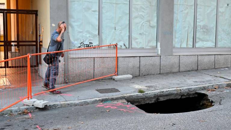 Globoka luknja v Ulici Tesa se je zvečer še povečala