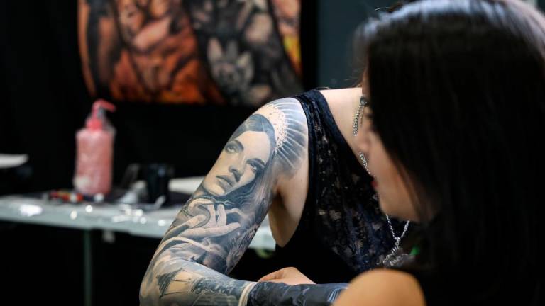 Umetniki tetovaž in piercingov v Starem pristanišču