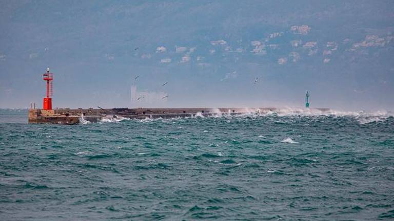 Trst je prečesala močna burja