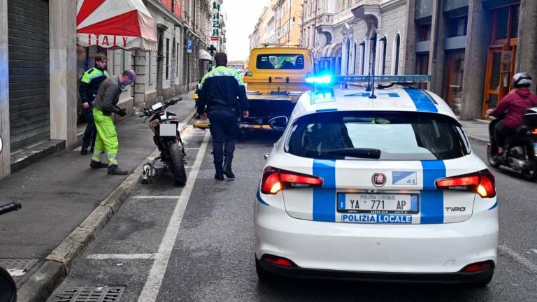 V Ulici Valdirivo podrl sedem motorjev, enega je odbilo v mimoidočo žensko