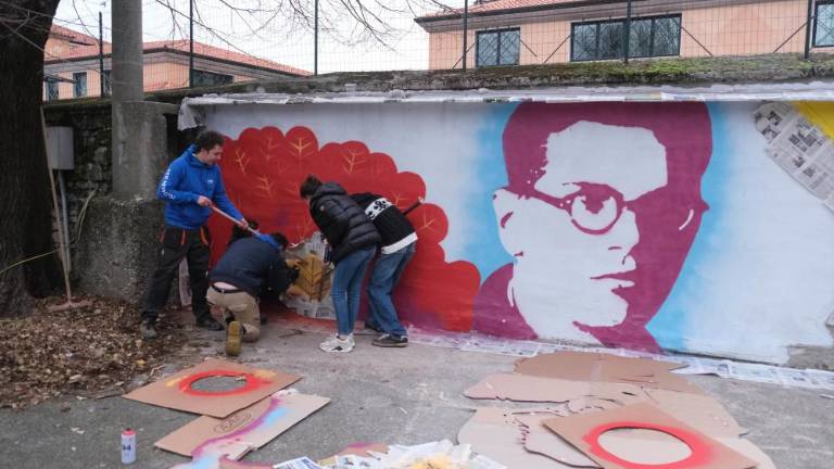 Na dvorišče Prosvetnega doma prihaja mural za Tomažiča