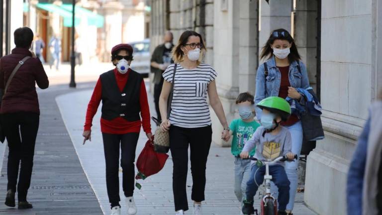 Z družino na izlet lahko, na obisk k znancem pa še ne