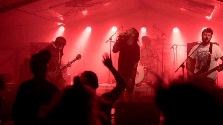 Billy Clubs z glasbo, ki tolče kot pendrek