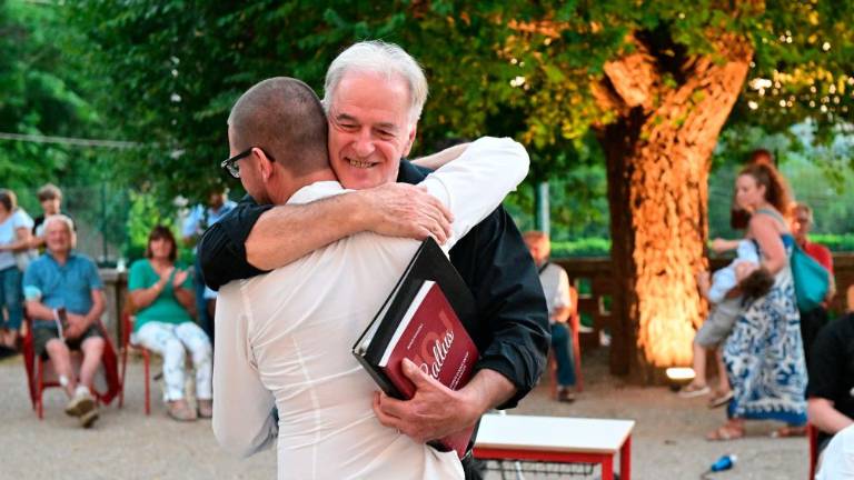 Snel je jadro in vesla potegnil v barko