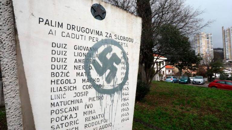 Kljukasti križ na dvojezičnem spomeniku antifašistom na Reki