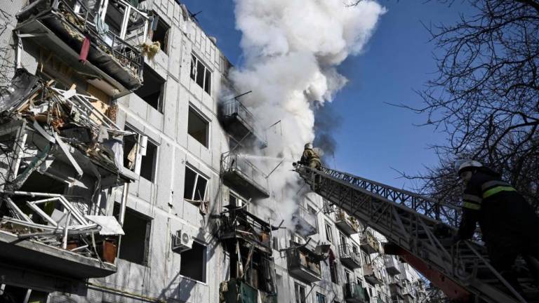 Rusija napadla Ukrajino, iz katere poročajo o eksplozijah in žrtvah