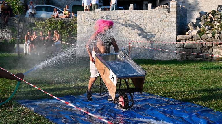 V Repnu švigale karjole vseh vrst (FOTO in VIDEO)