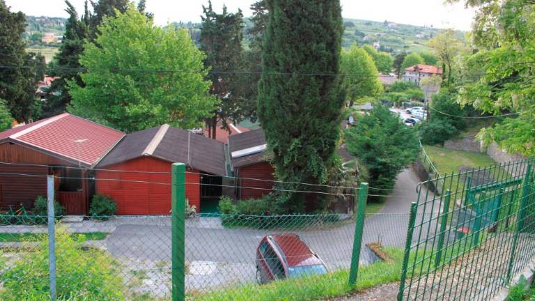 V avtokampu se je valjal po tleh in kadil marihuano