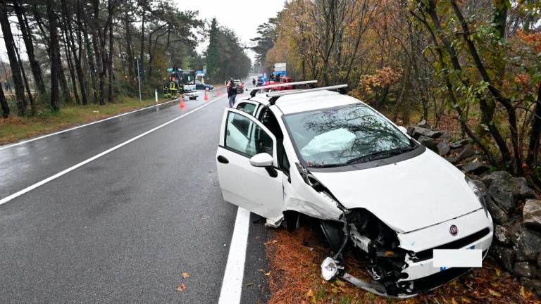 Na Rouni trčili dva avtomobila in mestni avtobus