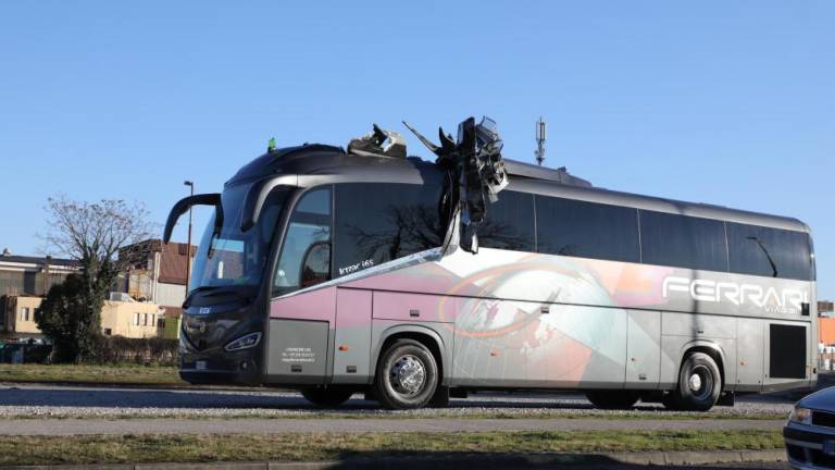 Avtobus iz Italije trčil v solkanski nadvoz