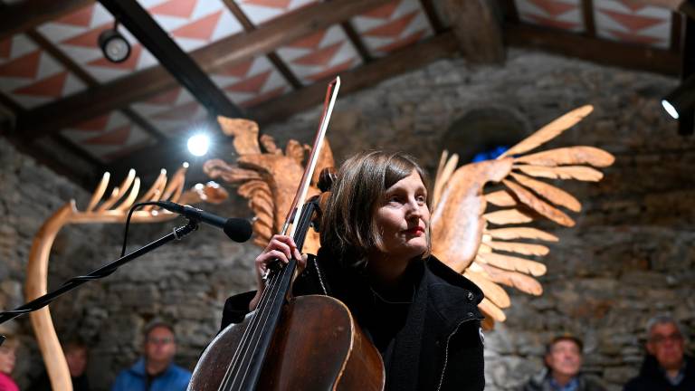 Kiparski objekti, ki ustvarjajo razpetost med zemljo in nebom