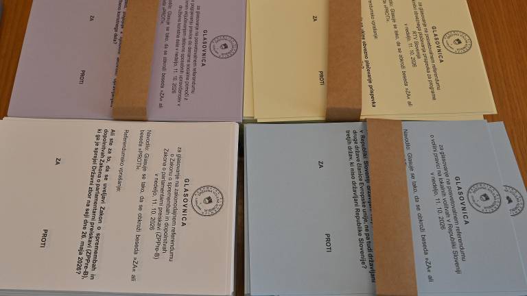 Referendumi v Sloveniji: pri zakonodajnem »proti« z rahlo prednostjo (delni izid)