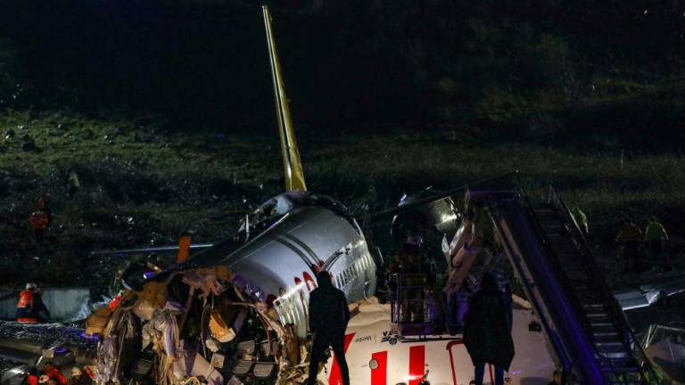 Ob zdrsu se je letalo prelomilo na tri dele, več ranjenih