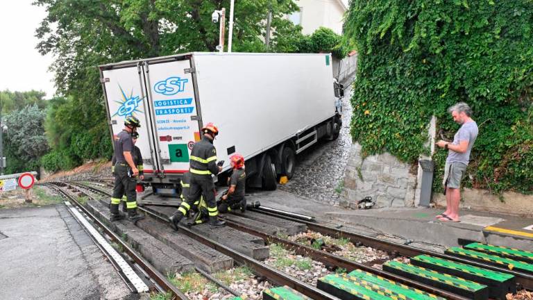 Na Škorklji se je na tramvajskih tračnicah zagozdil tovornjak (video)
