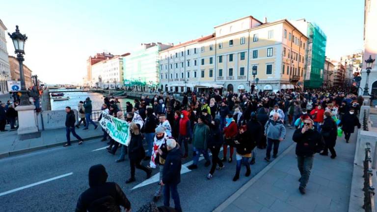 Množica protestnikov proti covidnemu potrdilu