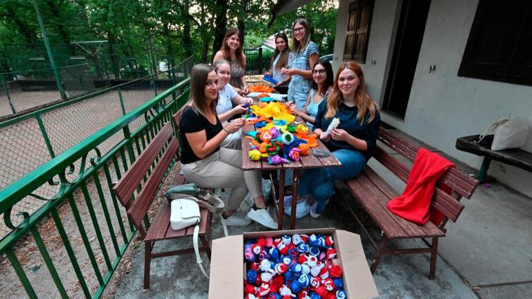 Repenska dekleta ustvarjajo 1600 krep cvetic