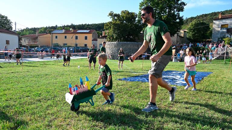 V Repnu švigale karjole vseh vrst (FOTO in VIDEO)