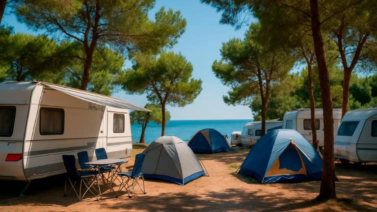 Gostom kampa kradli mize, stole in hladilne torbe