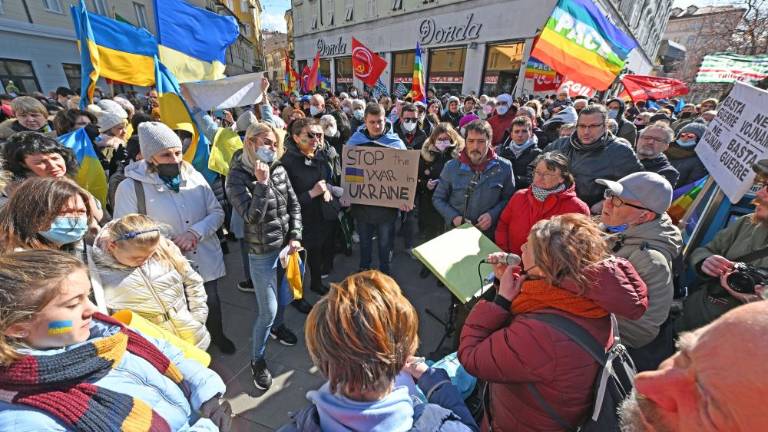 Tudi mir lahko govori dva različna jezika