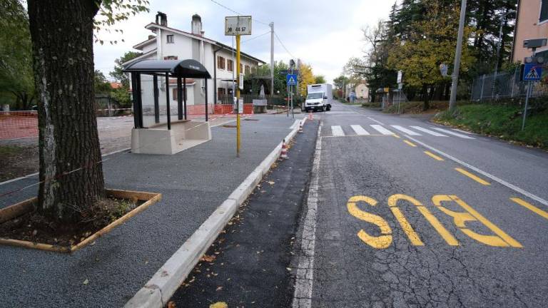 Končno pločnik in čakalnica