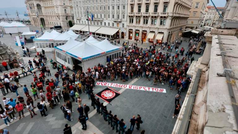 Navijači glasno protestirali pred Mestno hišo