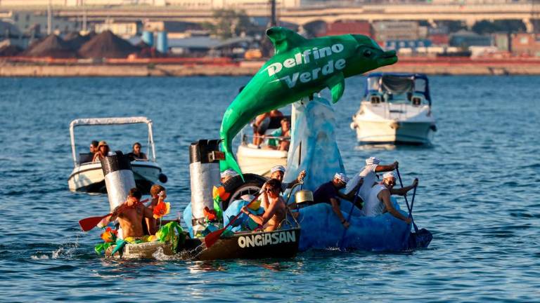 Zeleni delfin ugnal rumene račke in bele kokoši