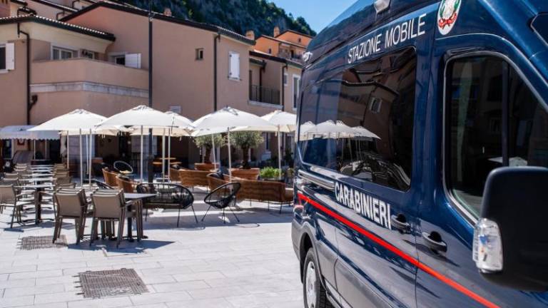 Karabinjerji so si uredili pisarno med kopalci