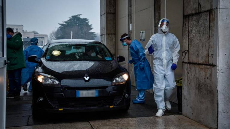 Po stiku z okuženo osebo izničili in skrajšali karanteno, a le za cepljene