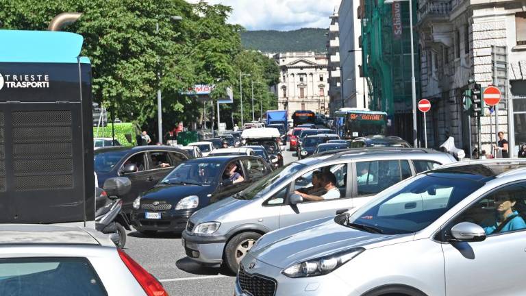 Nesreča v Ulici Ghega ohromila promet v mestu