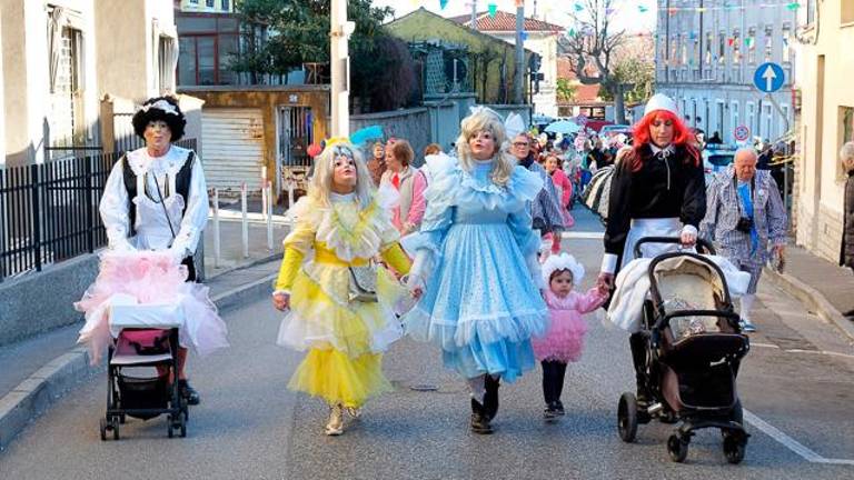 Sprehod otrok in varušk