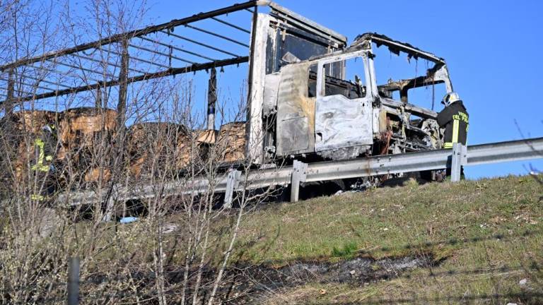 Na avtocestnem priključku zagorelo tovorno vozilo