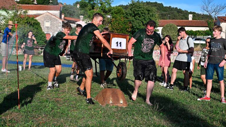 V Repnu švigale karjole vseh vrst (FOTO in VIDEO)