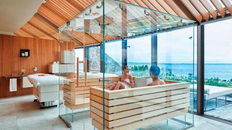 Kozmetični saloni že skoraj mesec dni zaprti