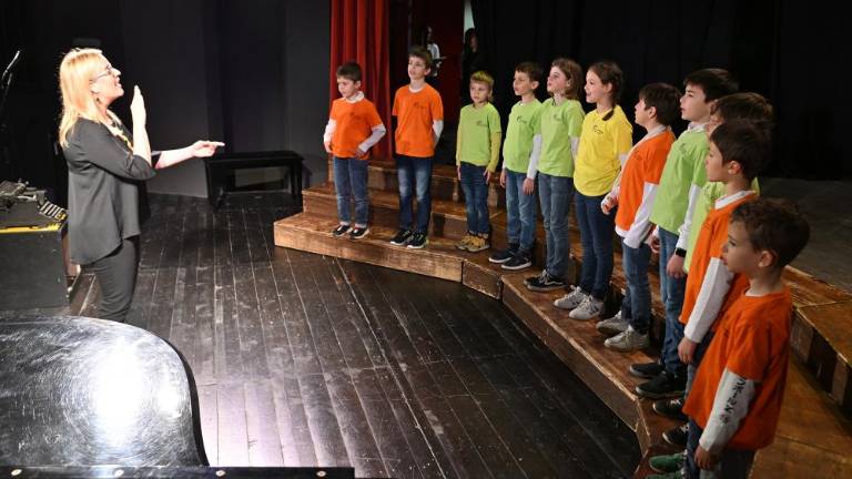 Razposajena Pesem mladih praznik otroških glasov