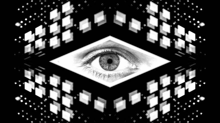 Ženska lepota in trenutki svetlobe, ki rodijo senco